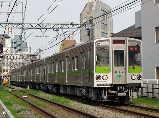 A Tokyo Traffic Bureau 10-000 type train. Subway Shinjuku flight use. A 1978 debut.