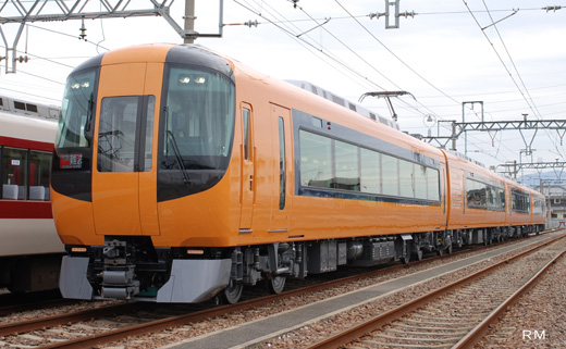 A limited express train of Kintetsu, 22600 series. A 2009 debut.