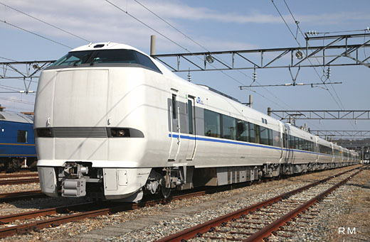 The limited express train of West Japan Railway, 683-4000 series. A 2009 debut.