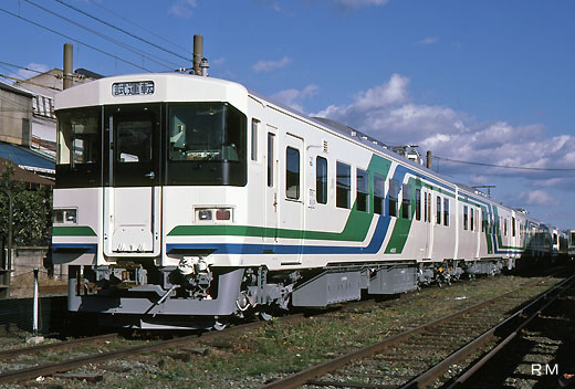 The train of the Abukuma express, 8100 series. A 1988 debut.