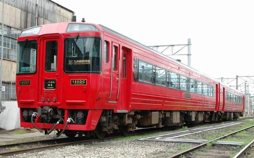 The diesel coach KIHA-185 series for [limited express crossing the Kyushu island] of Kyushu Railway Company.