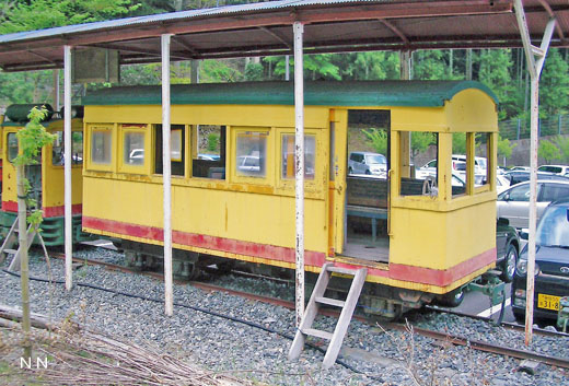 The passenger car of a Senzu Forest Railway abolished in 1968. It is saved in Sumatakyo-spa of Shizuoka.