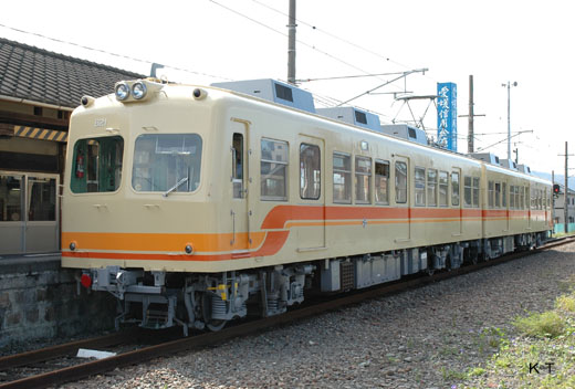 The 820 type train of Iyo Railway.