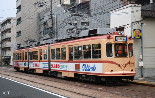 The 3000 type train of Hiroshima Electric Railway. It is transferred a census register by a streetcar of Fukuoka.