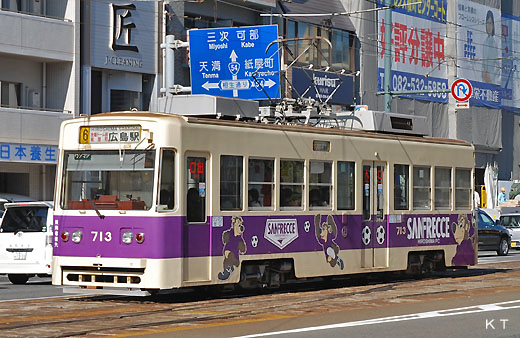 Hiroshima Electric Railway 700 type which is a streetcar of Hiroshima (after 711). A 1985 appearance.