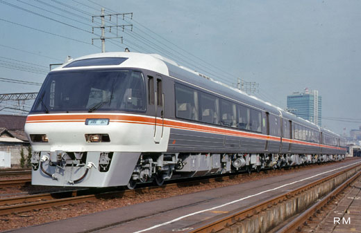 A diesel train for limited expresses of Central Japan Railway, 85 series. A 1989 debut.