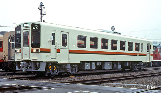 A KIHA-11 type diesel train of Central Japan Railway. A 1989 debut.