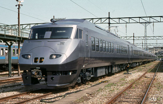 A train for 787 series limited expresses of Kyushu Railway Company. A 1992 debut.