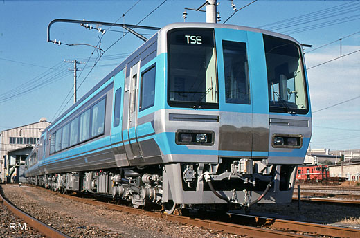 A diesel car 2000 type for limited expresses of Shikoku Railway Company. A 1989 debut.
