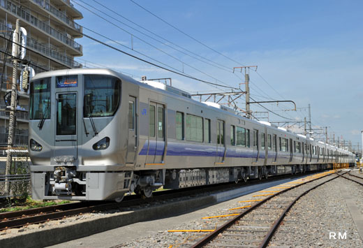 The 225/5000 series of West Japan Railway. A 2010 appearance. The train which links Osaka to Kansai Airport.