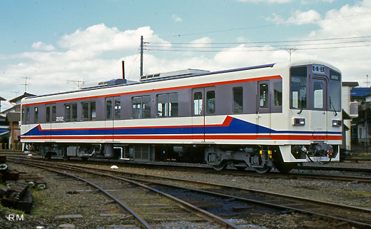 A Kiha-2000 type diesel train of the Kanto Railway Ryugasaki line. A 1994 debut.