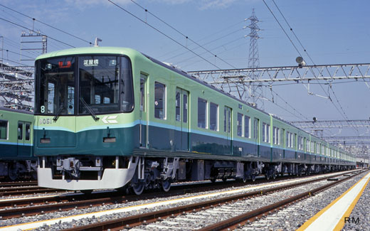 9000 series trains of Keihan Electric Railway. A 1997 debut.g