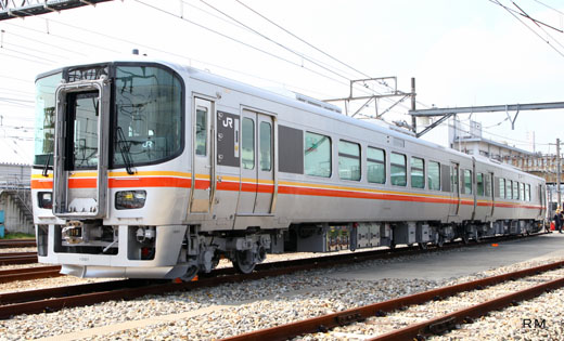 A rail diesel car of West Japan Railway kishin line, 127 kiha series.