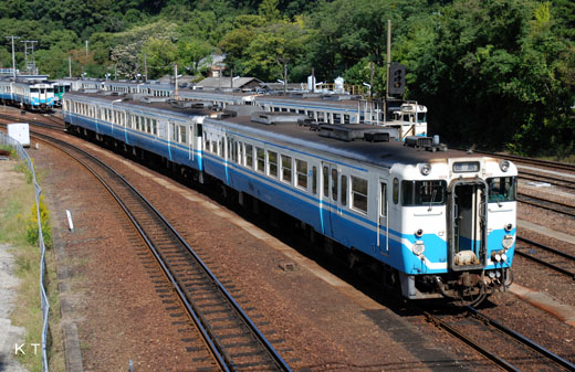 A KIHA47 type rail diesel car of Shikoku Railway Company. A 1977 debut.