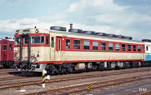 A KIHA-65 type rail diesel car of the Japanese National Railways. A 1969 debut.