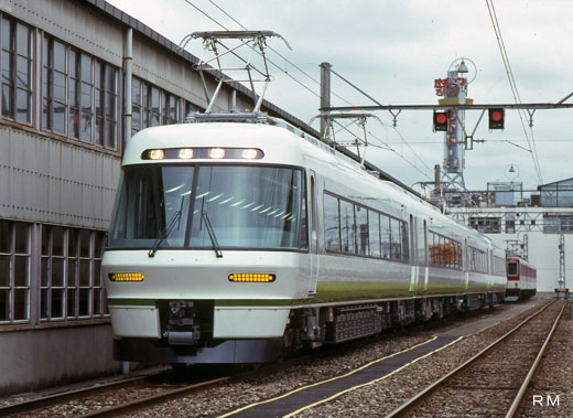 26000 limited express train series [Sakura-Lliner]] of Kintetsu. A 1990 appearance.