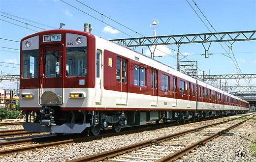 A movement seat type train of Kintetsu, 5800 series. A 1997 debut.