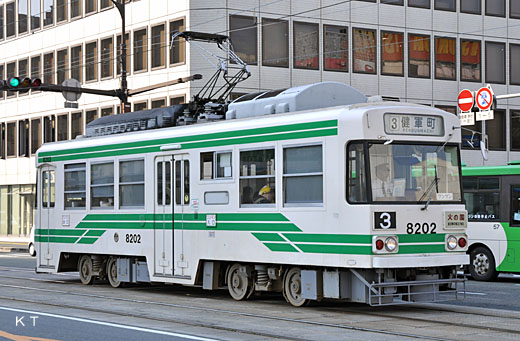 A Kumamoto streetcar 8200 type train. A 1982 appearance. Japan's first VVVF inverter control train.