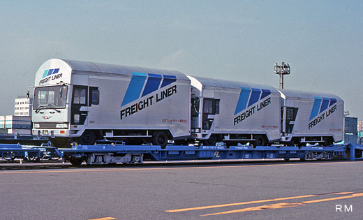A freight train for piggybacks of the JR freight, a kusa-1000 type. 1993 trial manufacture.