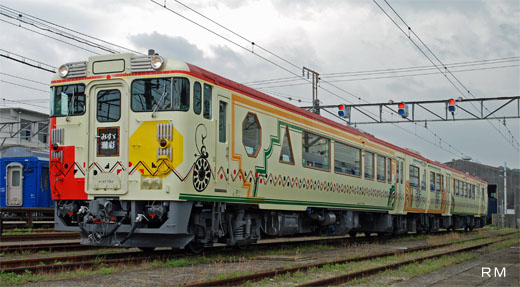 Train [misuzu-shiosai] for Sanin Line sightseeing of Yamaguchi. A 2007 appearance.