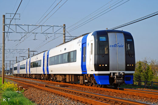 A 2000 type limited express train of Nagoya Railroad. A 2005 debut.