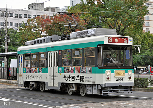 A 2000 type streetcar of Nagasaki Electric Tramway. A 1980 debut.