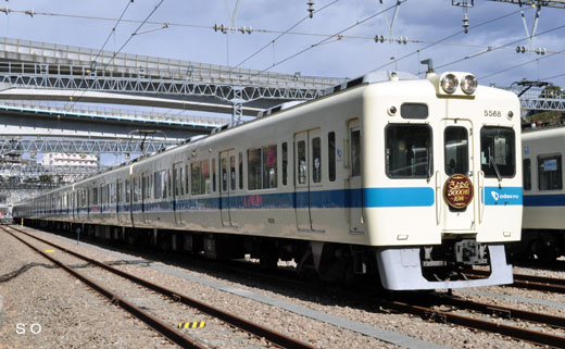 An Odakyu Electric Railway 5000 type commuter train. A 1969 debut.