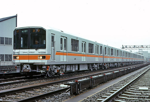 01series trains of Tokyo Metro Ginza Line. A 1983 debut.