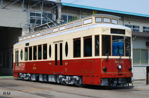 Tram 9000 type for Arakawa Line of Tokyo. A 2007 appearance.