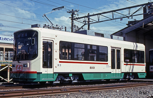 A de-8000 type streetcar of Toyamachiho Railroad. A 1993 debut.