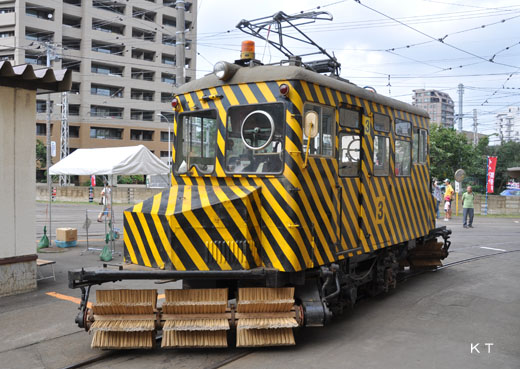A broom car for snow removing of the Sapporo streetcar.