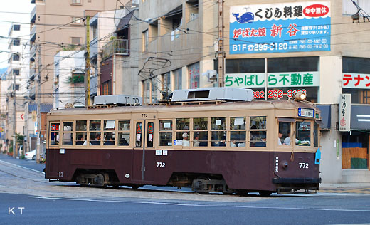 The 750 type streetcar of Hiroshima Electric Railway. 1950 production. Cause Osaka streetcar.