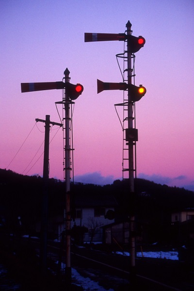 黄昏の腕木式信号機 小坂鉄道 茂内 ｜ 鉃道ホビダス