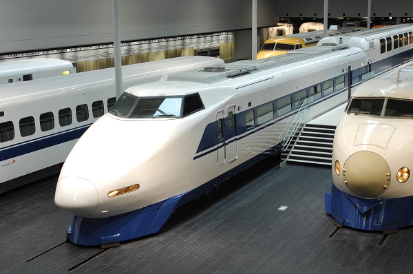 100系 2階建てが特徴だった新幹線「100系」、東海道新幹線の引退から20 ...