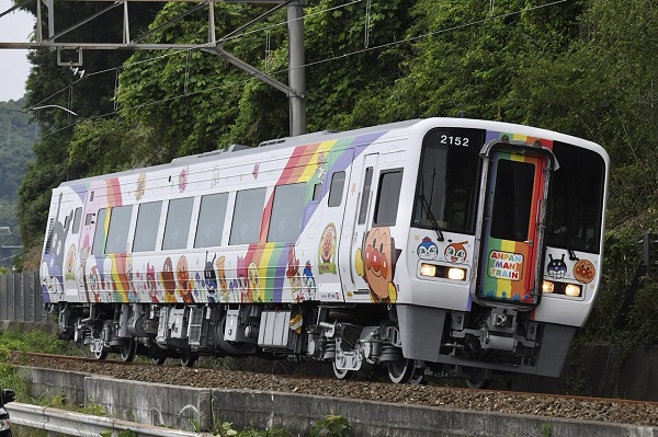 アンパンマン列車カラーの2000系2152号、多度津工場全検出場 | 鉄道