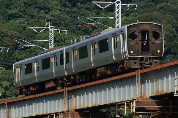 直方時代の証が消えるかも…？ 817系鹿児島車V108編成、小倉工場へ回送 