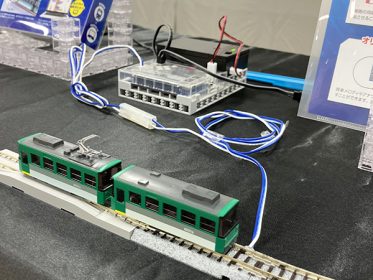 センサー感知でスピードや方向を自動制御！ 「プログラミング×鉄道模型」を手軽に楽しめるセットが登場 鉄道ホビダス