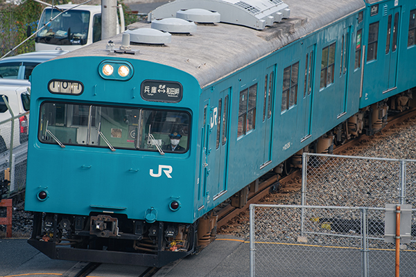 関西に残った最後の103系 鉄道150周年の節目の日、懐かしいスカイ ...