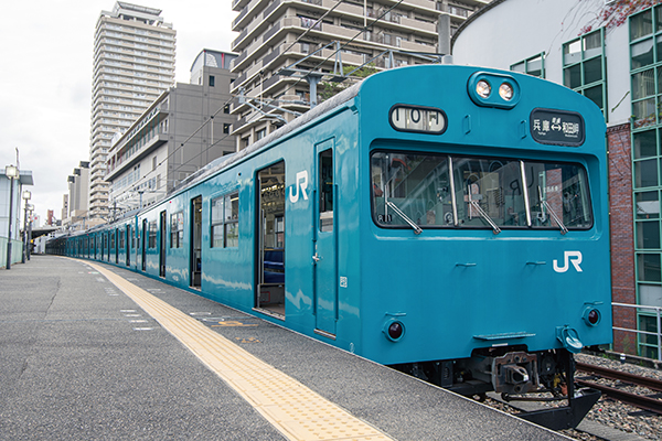 関西に残った最後の103系 鉄道150周年の節目の日、懐かしいスカイ ...
