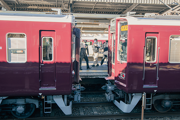 今月、この光景も過去のものに… 平日朝限定！阪急電車の「切り離し作業