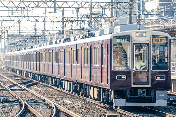 今月、この光景も過去のものに… 平日朝限定！阪急電車の「切り離し作業