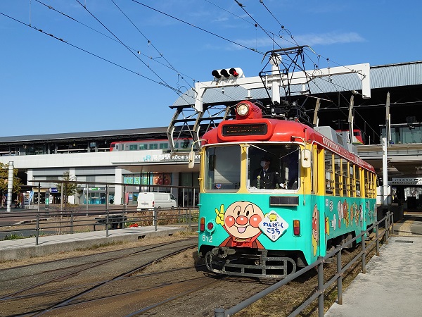 高知にはアンパンマン「電車」もいるぜよ | 鉄道ホビダス