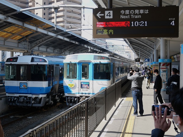 かつては見慣れた光景だった】キハ185系「うずしお」が高松駅で並列