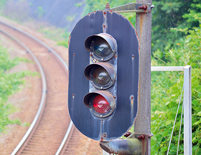 赤は停止」「青は進行」だけでは運転できない、道路用とは違う鉄道信号