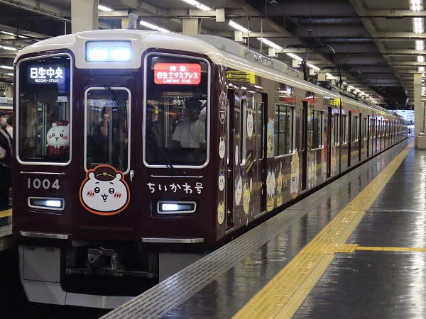 阪急「ちいかわ×阪急電車」コラボラッピング車「うさぎ号」1301編成が 