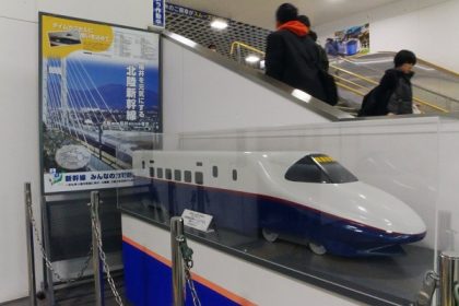 北陸新幹線福井駅に設置のE2系タイムカプセル、開業時に開封の儀 | 鉄道ホビダス