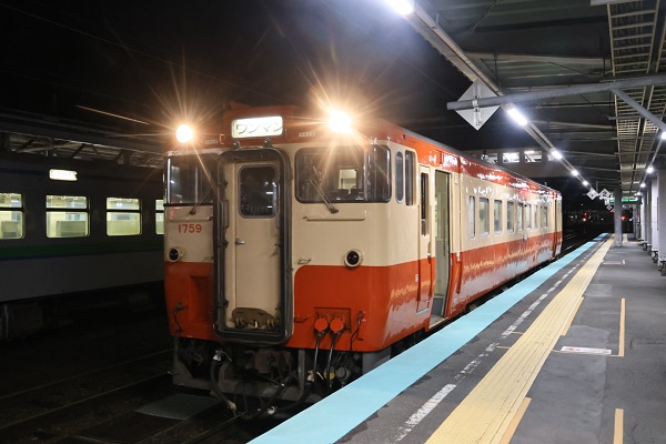 国鉄一般色のキハ40 1759が室蘭本線の普通列車運用に就く | 鉄道