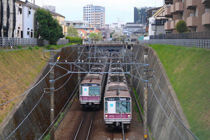 完全引退も間近…東京メトロ8000系の行き違いシーン!〔今日の一枚・2026年4月8日セレクト〕 | 鉄道ホビダス